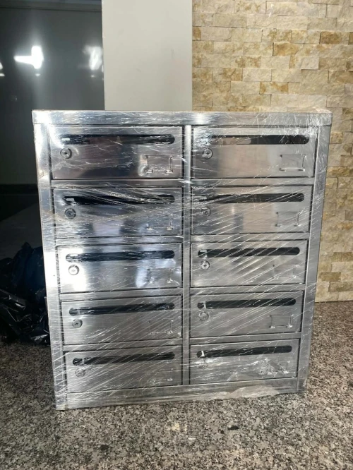 Fabrication de boîtes aux lettres sur mesure