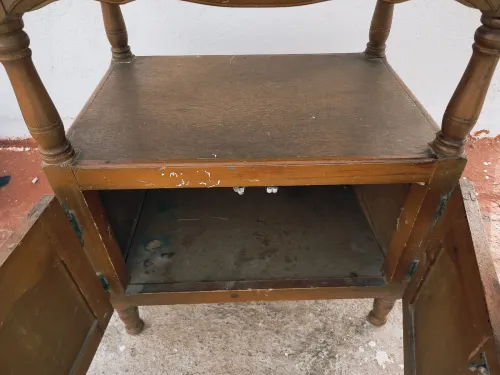 Meuble en bois avec rangement 