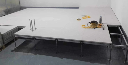 Installation professionnelle et soignée de faux plancher technique