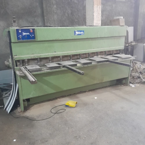 MACHINE GUILLOTINE  HYDRAULIQUE  2 M 50   COUPE 6MM   MARQUE  DISMA  ESPAGNE