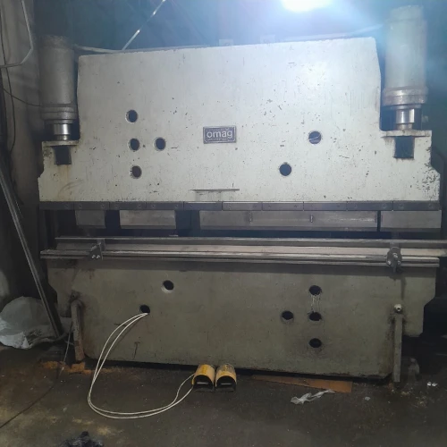 PRESSE PLIEUSE HYDRAULIQUE 2M50 . 80 TONNES  OMAG