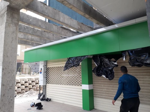 Aménagement en Alucobond et mur rideau en verre, façade commercial  