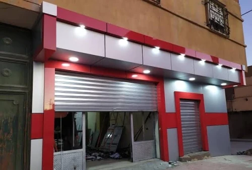 Aménagement en Alucobond et mur rideau en verre, façade commercial  