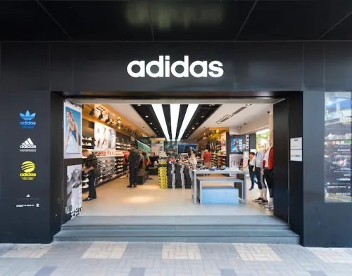 Aménagement en Alucobond et mur rideau en verre, façade commercial  