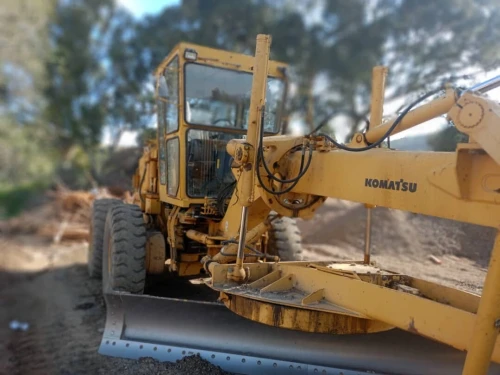 NIVELEUSE KOMATSU GD705 2005
