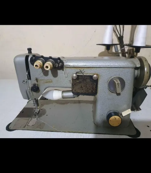 Machine a caudre surjeteuse 