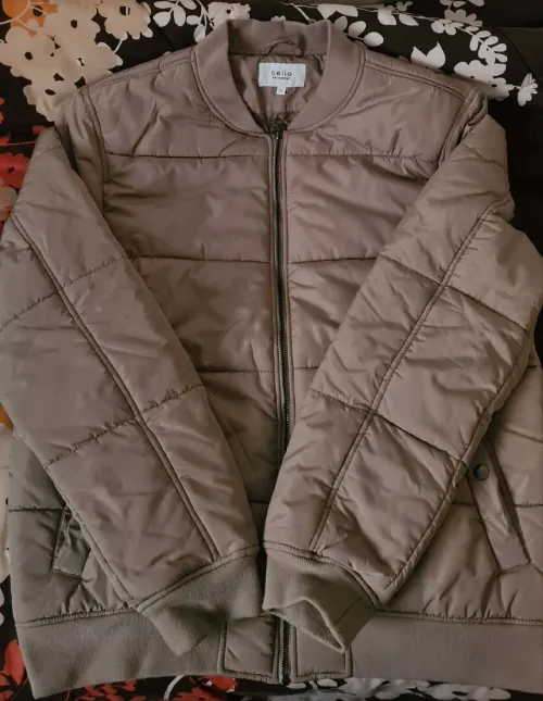 Marque CELIO Doudoune beige jamais porté neuve 