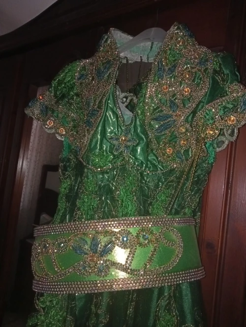 DES TENUES DE FETES A VENDRE