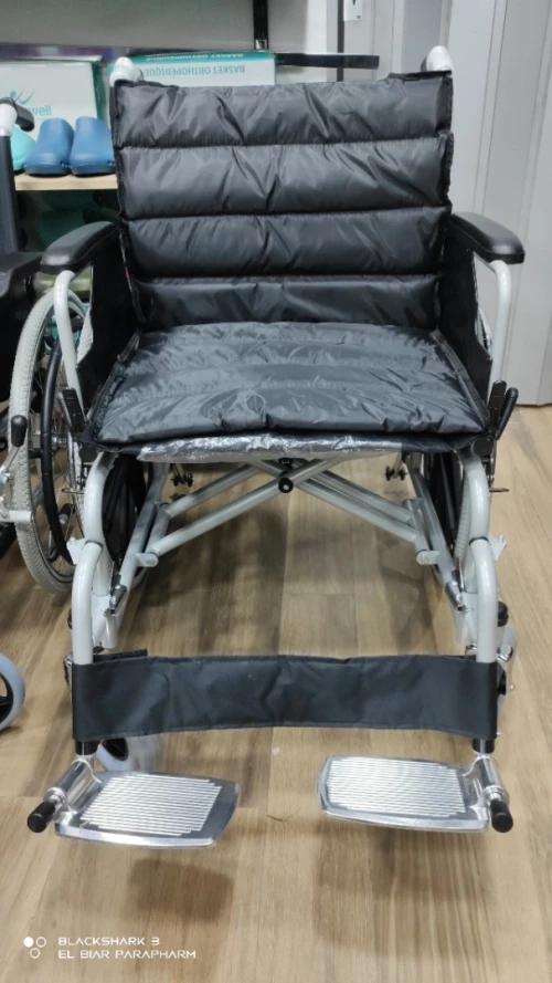 Fauteuil roulant large 56 cm penu gonflable 