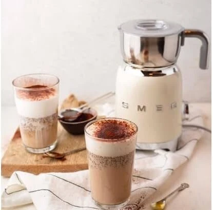 Mousseur à Lait Smeg Multifonction MFF11CREU, avec Carafe Amovible 600 ml, Bouchon Doseur Crème