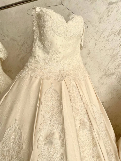 Robes blanches et robes de soirée