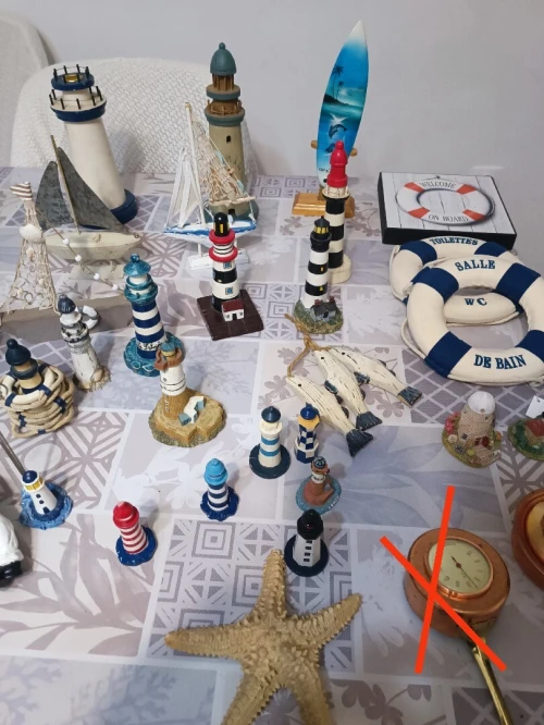 Collections variée d'objets de décoration sur le thème marin
