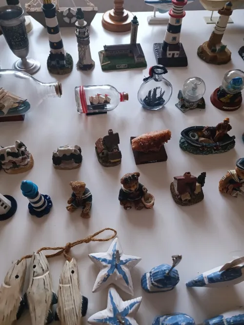 Collections variée d'objets de décoration sur le thème marin
