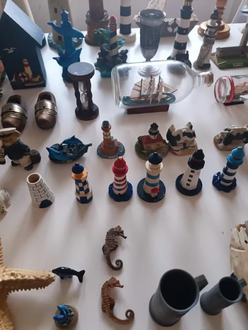 Collections variée d'objets de décoration sur le thème marin