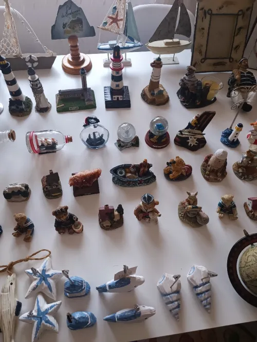 Collections variée d'objets de décoration sur le thème marin