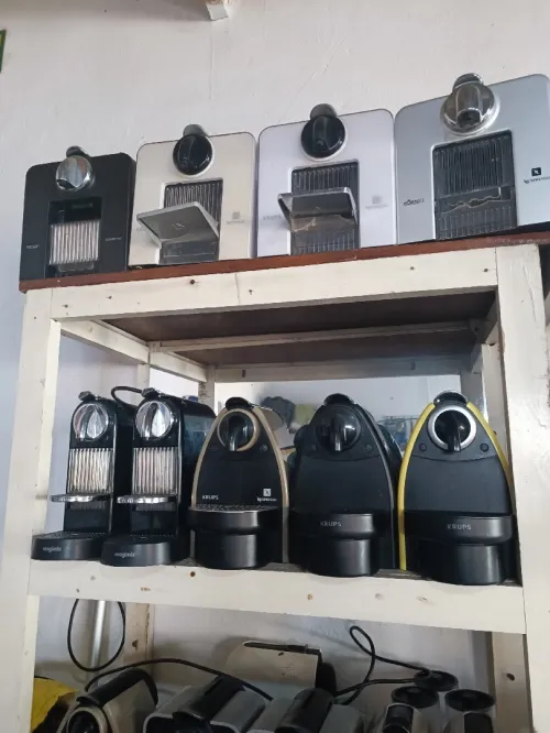 Machine à café Nespresso . Voir en bas de l'annonce  la liste des modèles avec prix