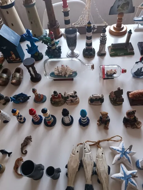 Collections variée d'objets de décoration sur le thème marin