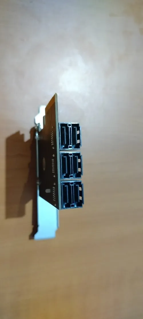 Rack HDD, Usb Hub, Carte PCIe 6sata, RAM ddr3, Laptop cooling pad et cables sata.