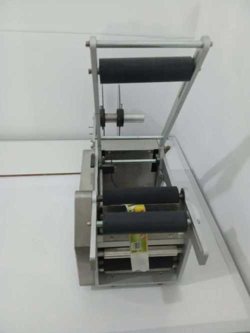 Étiqueteuse semi-automatique pour pots ronds + sous-videuse + réfrigérateur