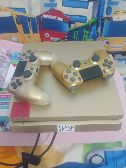 Ps4 slim flache avec deux manettes