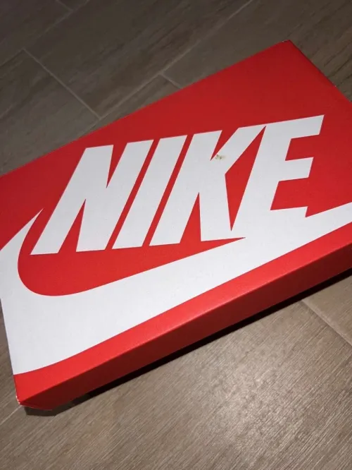 Bassquete nike original neuf jamais utilisé mixte pour homme femme 
