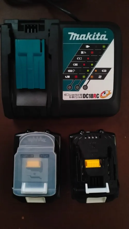 chargeur makita + 2 battries makita 18V 5Ah .