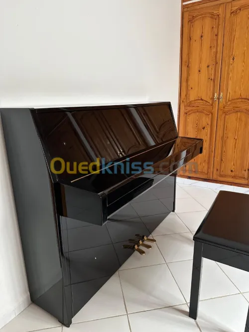Piano droit noir laqué U1 Yamaha