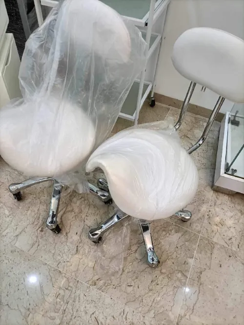 Table onglerie + 2 chaises 