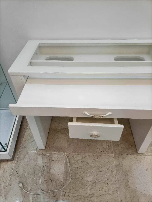 Table onglerie + 2 chaises 
