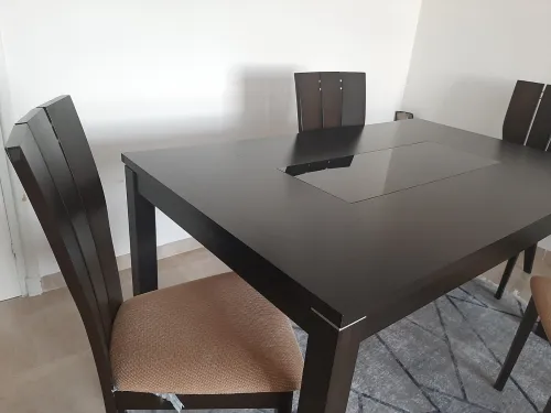 METS EN VENTE table  avec 6 chaises neuves  couleur noire avec verre incassable au milieu
