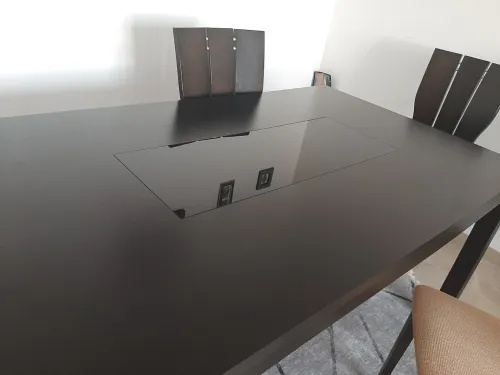 METS EN VENTE table  avec 6 chaises neuves  couleur noire avec verre incassable au milieu