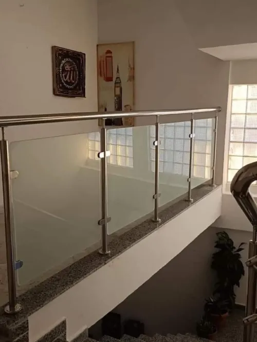 Garde corps et rampe d'escalier en verre et inox