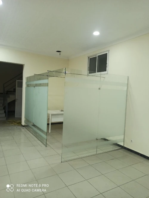 Vitrine et séparation en verre trempé 