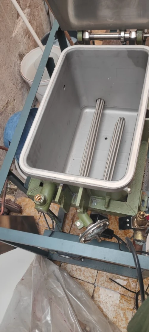Autoclave ancien modèle pour laboratoire et clinique