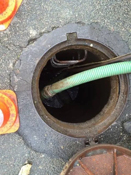 Camion débouchage canalisation vidange fosse septique 
