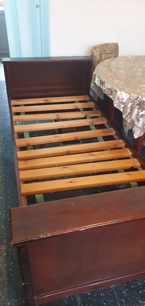 Lit en bois rouge