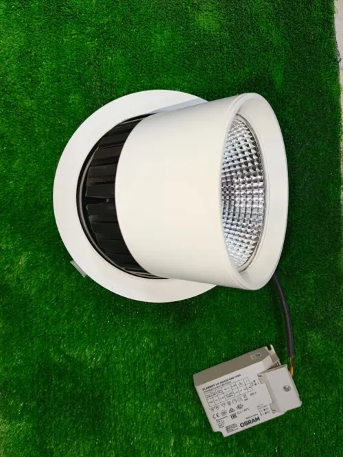 Projecteur led sur rail triphasé ( éclairage commercial )