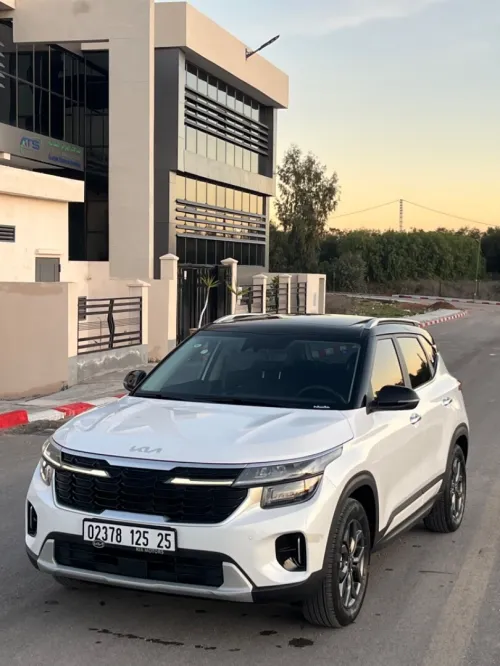 Kia Seltos 2025 Luxury black roof