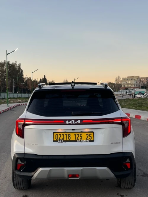 Kia Seltos 2025 Luxury black roof