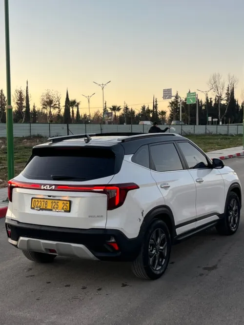 Kia Seltos 2025 Luxury black roof