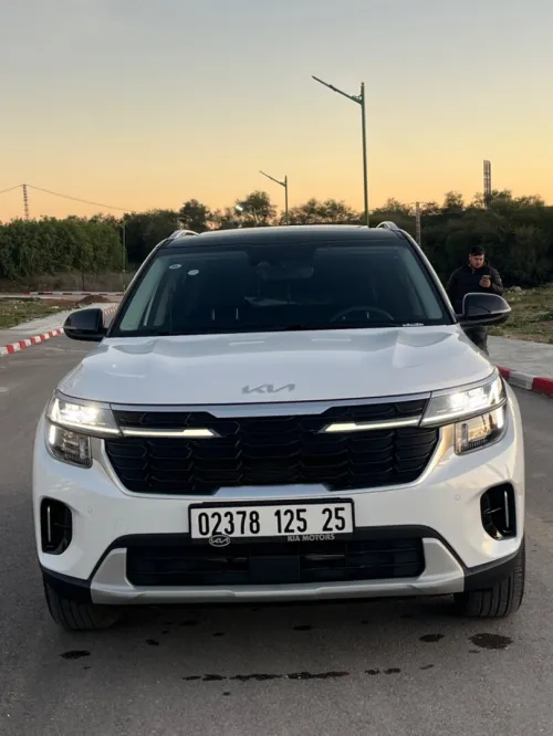 Kia Seltos 2025 Luxury black roof