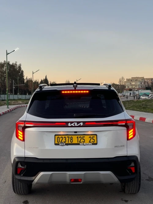 Kia Seltos 2025 Luxury black roof