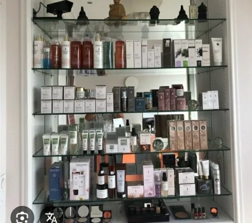 Meubles. Étagère pour cosmétiques ou pharmacie
