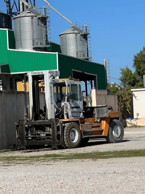 Location chariot élévateur  3 à 32t Clarck 2012