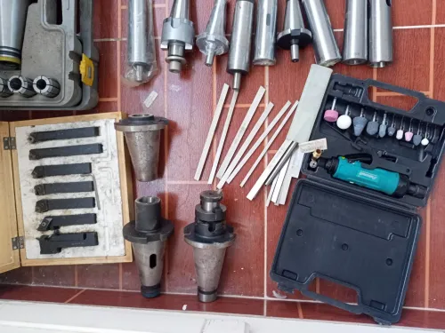 Vent un Lot d'outillage professionnel tour fraiseuse ادوات الخراطة، تور