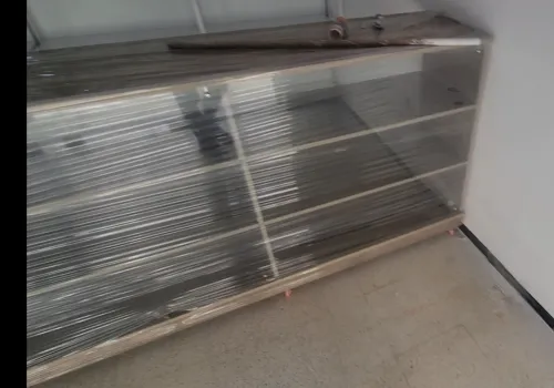 Comptoirs présentoirs en bois avec une façade vitrée 