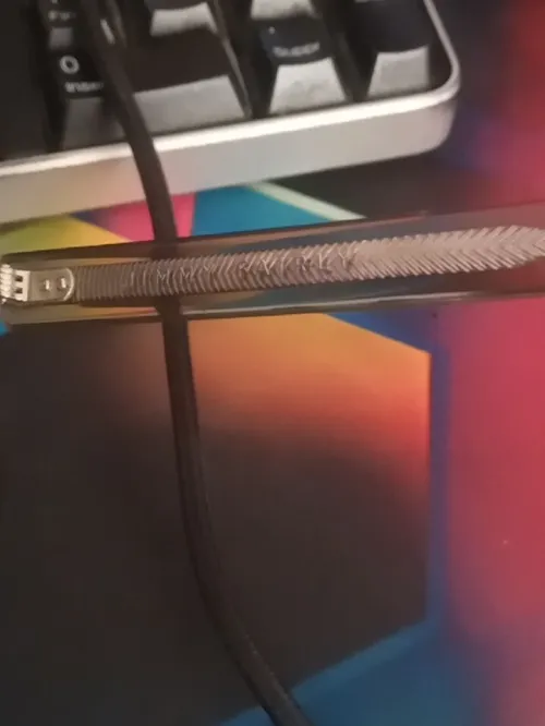 lunettes de soleil sont le modèle La Darren de la marque Jimmy Fairly, caractérisées par une monture rectangulaire en acétate gris -move translucide.