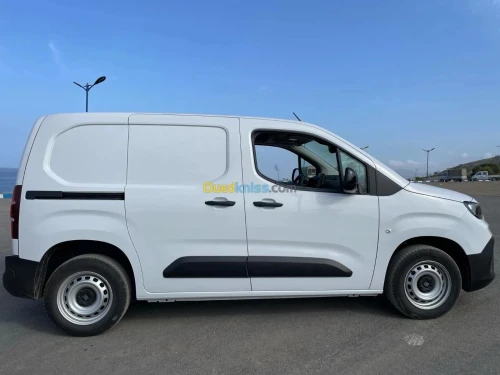 PARTNER / DOBLO كراء سيارات نفعية بالسائق