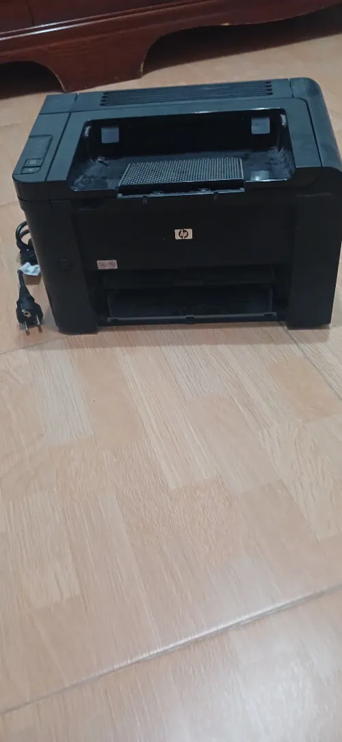 A vendre PC de bureau HP I3 tres peu utilisés + imprimente HP + table de pc et imprimante