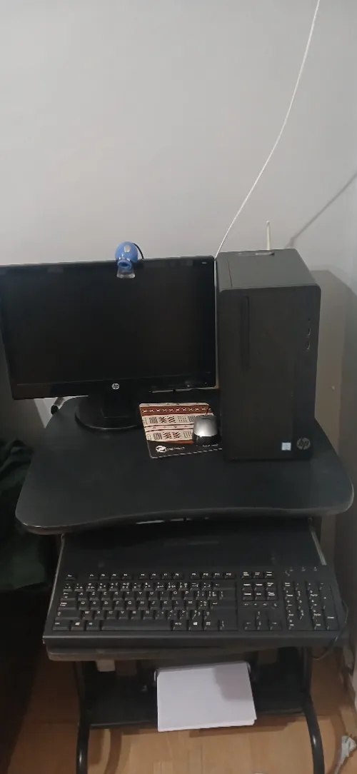 A vendre PC de bureau HP I3 tres peu utilisés + imprimente HP + table de pc et imprimante